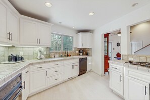Fridge, microwave, oven, stovetop - Spacious home with a pool table close to golf, skiing, hiking & biking (South Lake Tahoe)