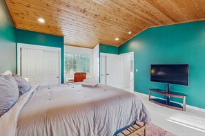 Desk, travel crib, WiFi, bed sheets - Spacious home with a pool table close to golf, skiing, hiking & biking (South Lake Tahoe)