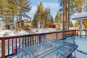Outdoor dining - Spacious home with a pool table close to golf, skiing, hiking & biking (South Lake Tahoe)