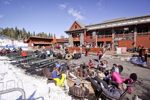 Outdoor dining - Dreamy Ski Retreat W/ Private Patio, Shared Pool/Hot Tubs, Free WiFi & More (Truckee)