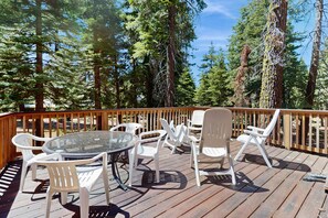 Outdoor dining - Cozy Family Cabin Close to Skiing - Walk to Lake Tahoe & Town (Tahoma)
