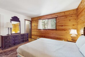 WiFi, bed sheets - Cozy Family Cabin Close to Skiing - Walk to Lake Tahoe & Town (Tahoma)