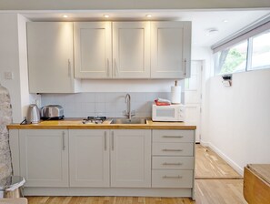 Fridge, microwave, toaster, cookware/dishes/utensils - The Studio - Rural Escape - Sleeps 2 (Rogate)