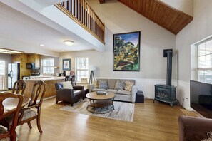 TV, fireplace, video games, offices - Tranquil cabin near ski slopes & trails with wraparound deck & pool table (Truckee)