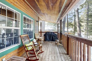 Terrace/patio - Tranquil cabin near ski slopes & trails with wraparound deck & pool table (Truckee)