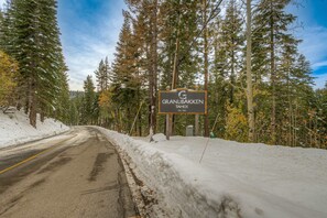 Property grounds - Ski-in/ski-out townhome with fireplace, pool, hot tub & on-site ski/sled hill (Tahoe City)