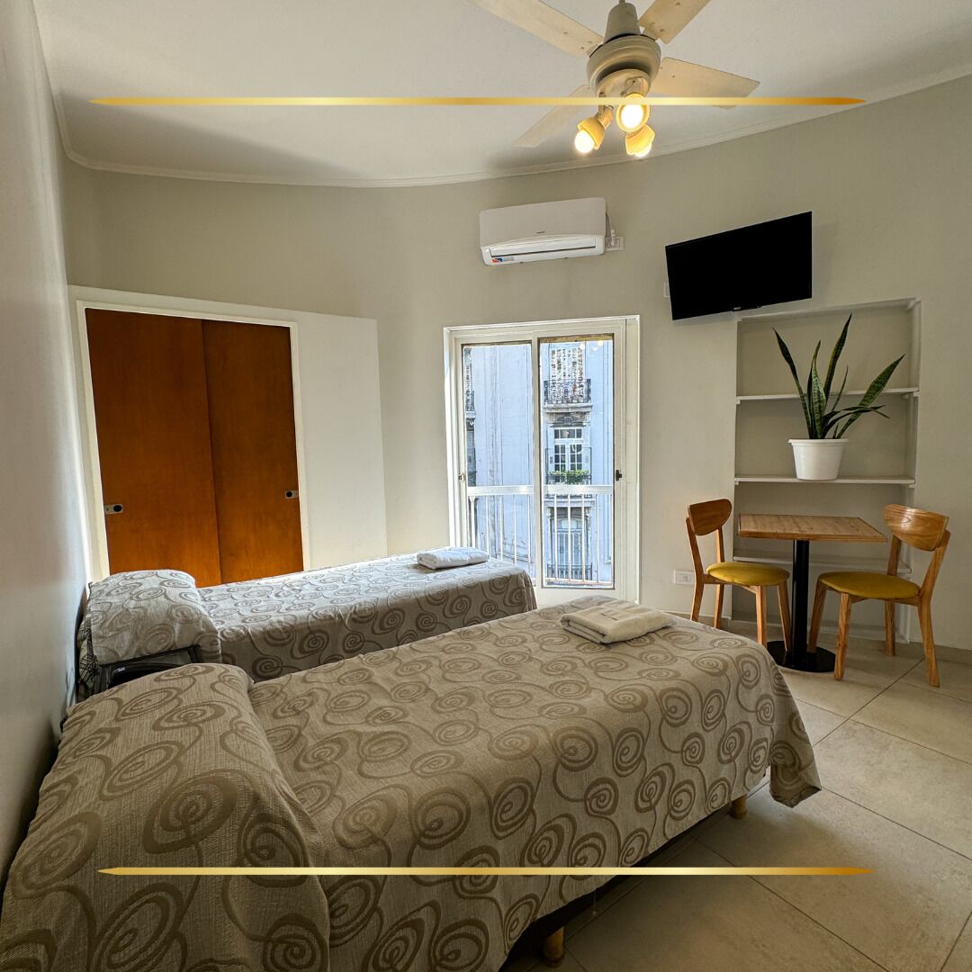 Habitación con 2 camas individuales, balcón, vista a la ciudad