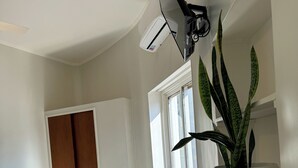 Tomannsrom, balkong, byutsikt | Skrivebord og wi-fi (inkludert)