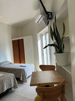 Habitación con 2 camas individuales, balcón, vista a la ciudad