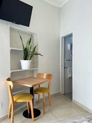 Twin Room, Balcony, City View | Dining - Hotel Europa (Buenos Aires)