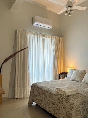 Camera doppia, balcone, vista città | Una scrivania, Wi-Fi gratuito