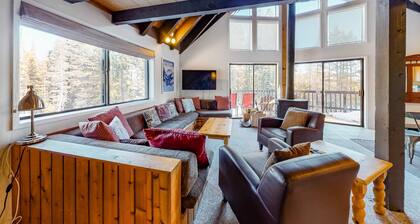 Charming dog-friendly cabin with XC skiing & bike trails outside the door