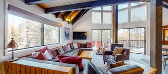 Charming dog-friendly cabin with XC skiing & bike trails outside the door