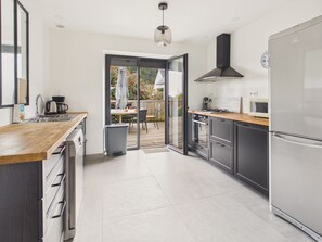 Fridge, microwave, oven, dishwasher - Cap Coz Seaside - Family Home for 7 (Fouesnant)