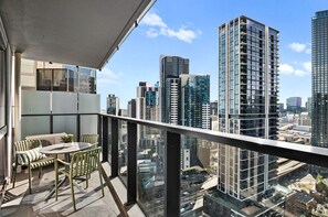 Apartment | Balcony - Modern Apartment With Stunning Views in Southbank (Melbourne)