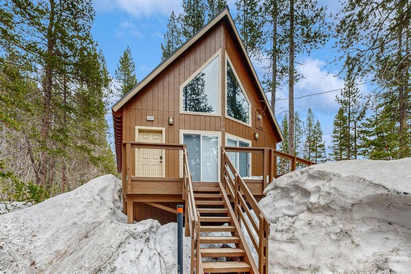 Exterior detail - Cozy, dog-friendly getaway with wood stove & washer&dryer (Soda Springs)