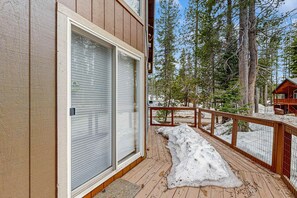 Terrace/patio - Cozy, dog-friendly getaway with wood stove & washer&dryer (Soda Springs)