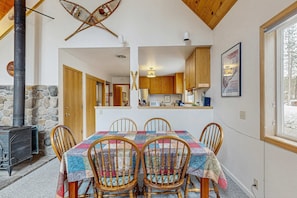Dining - Cozy, dog-friendly getaway with wood stove & washer&dryer (Soda Springs)