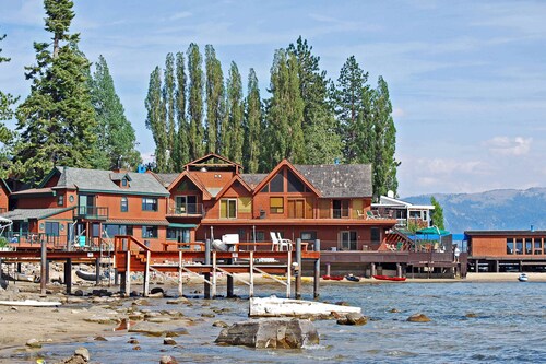 Cute cabin with spacious porch, walk to beach & dining, central to ski resorts