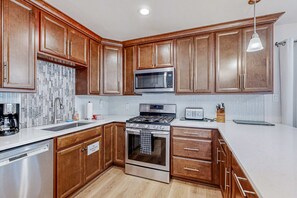 Fridge, microwave, oven, stovetop - Quiet mountain home with game room & fireplace - near scenic trails & ski slopes (Incline Village)
