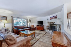 TV, fireplace, offices - Quiet mountain home with game room & fireplace - near scenic trails & ski slopes (Incline Village)