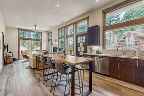 Fridge, microwave, oven, stovetop - New, mountain-modern cabin with gas fireplace & great location (Truckee)