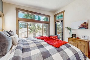 Iron/ironing board, WiFi, bed sheets - New, mountain-modern cabin with gas fireplace & great location (Truckee)