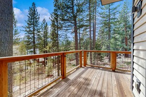 Terrace/patio - New, mountain-modern cabin with gas fireplace & great location (Truckee)