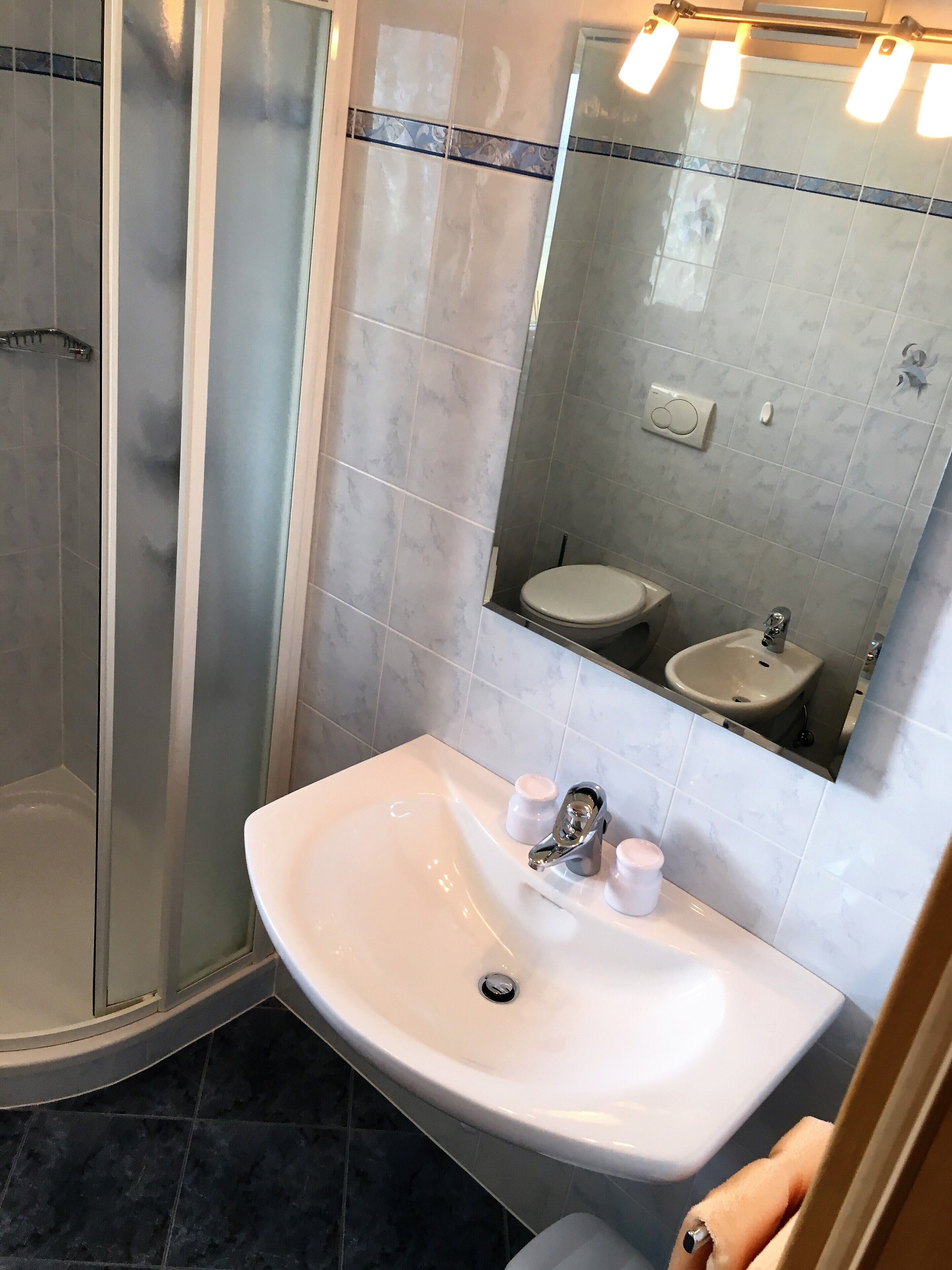 Douche, sèche-cheveux, serviettes fournies