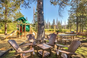 Children’s area - Cozy mountain retreat with deck, shared pool-hot tub-sauna (Truckee)