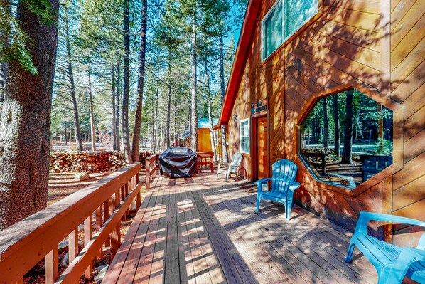 Terrace/patio - Cozy mountain retreat with deck, shared pool-hot tub-sauna (Truckee)