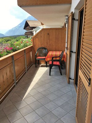 Outdoor dining - Room 'Nunnenmayr A' with Mountain View, Shared Garden and Wi-Fi (Tirolo)