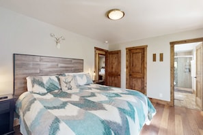 Desk, travel cot, WiFi, bed sheets - Homewood Cabin Among the Pines (Homewood)