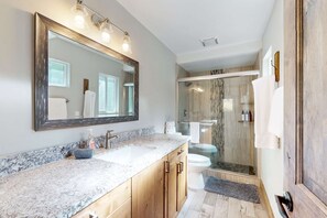Shower, hair dryer, towels - Homewood Cabin Among the Pines (Homewood)