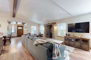 TV, fireplace, DVD player, offices - Homewood Cabin Among the Pines (Homewood)