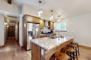 Fridge, microwave, oven, stovetop - Homewood Cabin Among the Pines (Homewood)