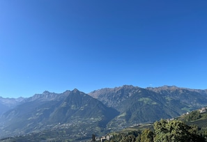 A mountainous landscape with clear skies. - Room 'Nunnenmayr C' with Mountain View, Shared Garden and Wi-Fi (Tirolo)
