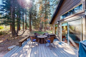 Outdoor dining - Majestic Donner gem with 2 great rooms, pool - trails close to home, skiing (Truckee)