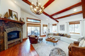 TV, fireplace, DVD player, offices - Majestic Donner gem with 2 great rooms, pool - trails close to home, skiing (Truckee)