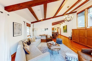 TV, fireplace, DVD player, offices - Majestic Donner gem with 2 great rooms, pool - trails close to home, skiing (Truckee)