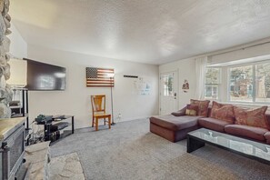 TV, video games, DVD player, offices - Outdoor adventures in South Lake Tahoe walk to Lake Baron & golf courses (South Lake Tahoe)