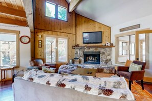 TV, fireplace - Rustic-Chic Retreat with Loft & Awesome Tahoe Donner Recreation Amenities (Truckee)
