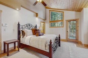 3 bedrooms, desk, iron/ironing board, WiFi - Stunning Large Custom Family Home with Fireplace, Yard, Views (South Lake Tahoe)
