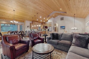TV, fireplace, stereo, offices - Stunning Large Custom Family Home with Fireplace, Yard, Views (South Lake Tahoe)