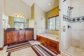 Shower, towels, shampoo - Spacious & high-end executive home with gourmet kitchen - Family friendly (South Lake Tahoe)