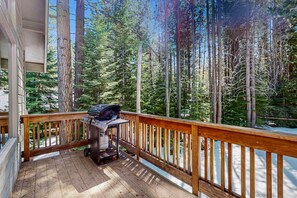 Property grounds - Spacious & high-end executive home with gourmet kitchen - Family friendly (South Lake Tahoe)
