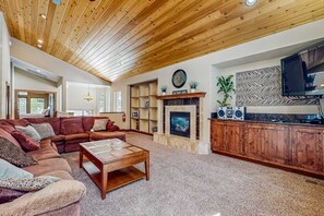 TV, fireplace, DVD player, table football - Spacious & high-end executive home with gourmet kitchen - Family friendly (South Lake Tahoe)