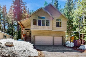 Exterior - Spacious & high-end executive home with gourmet kitchen - Family friendly (South Lake Tahoe)