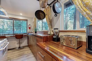 Fridge, microwave, oven, stovetop - All-season cabin with wraparound deck - quick walk to the beach (Carnelian Bay)