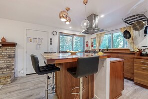 Dining - All-season cabin with wraparound deck - quick walk to the beach (Carnelian Bay)
